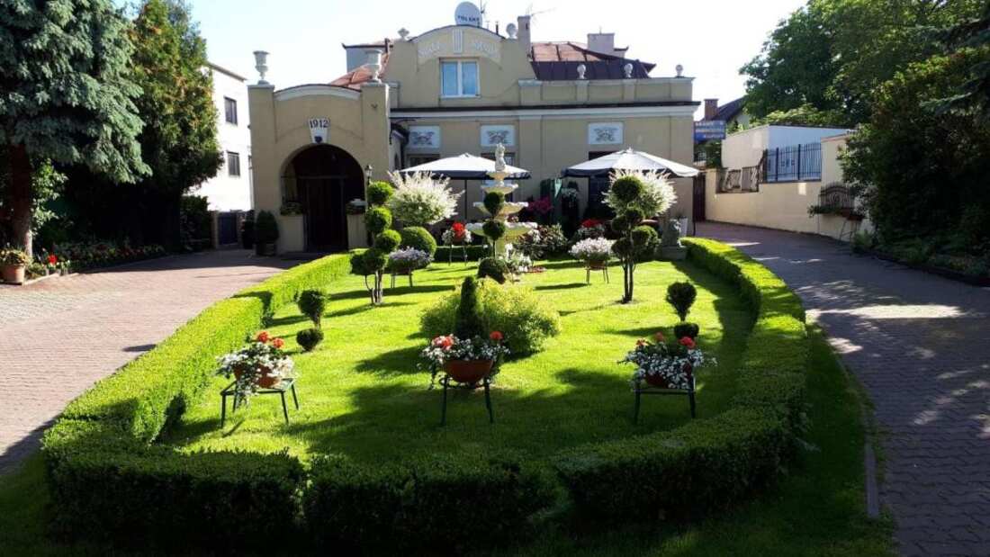 Noclegi-Pokoje gościnne Lublin - garden in front of the guesthouse